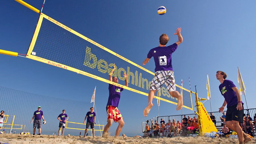 Dynamischer Beach-Volleyball Angriff 