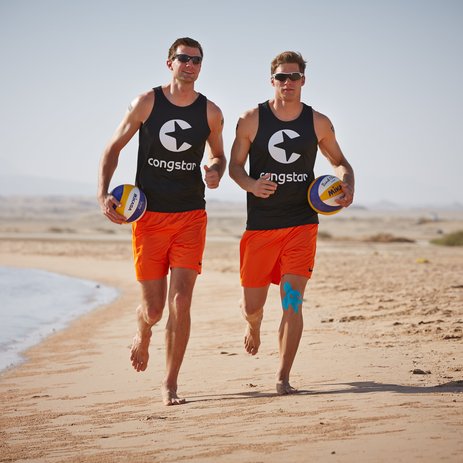 Beach-Volleyballer Paul Becker und Jan Romund Joggen am Strand