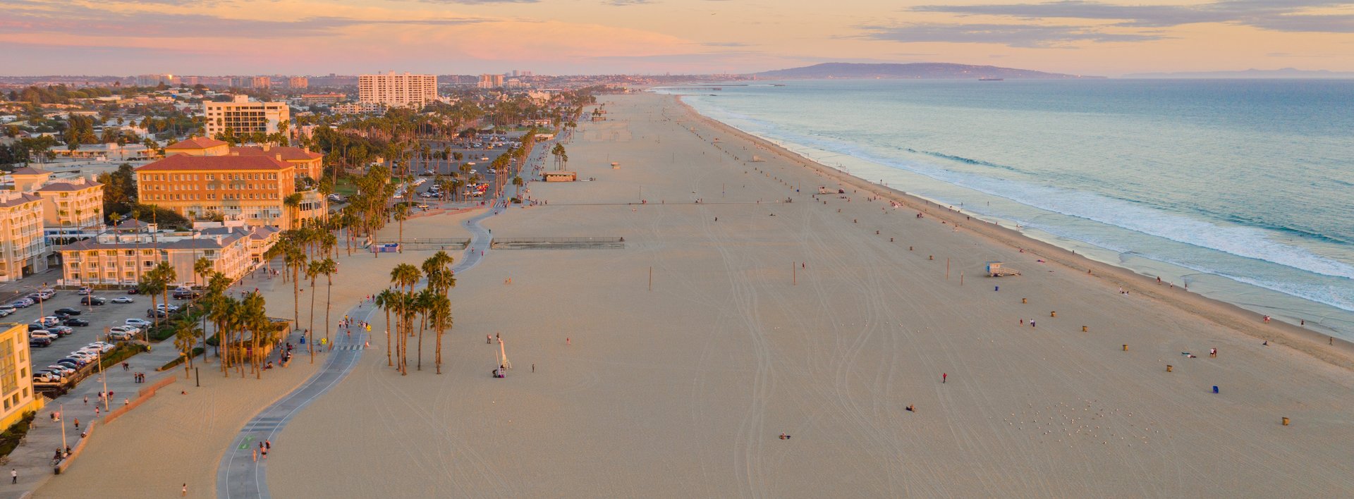 Luftaufnahme vom weitläufigen Strand Santa Monicas