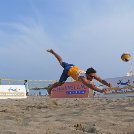 Spektakuläre Abwehraktion beim Beach-Volleyball