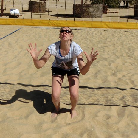 Ausgangsposition Blocksprung beim Beach-Volleyball