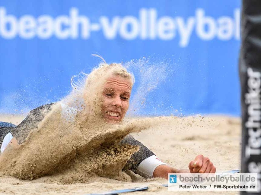 Sarah Schneider Abwehr an der Seitenlinie beim Beach-Volleyball in Timmendorfer Strand