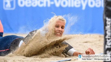 Sarah Schneider Abwehr an der Seitenlinie beim Beach-Volleyball in Timmendorfer Strand Sarah Schneider Abwehr an der Seitenlinie beim Beach-Volleyball in Timmendorfer Strand