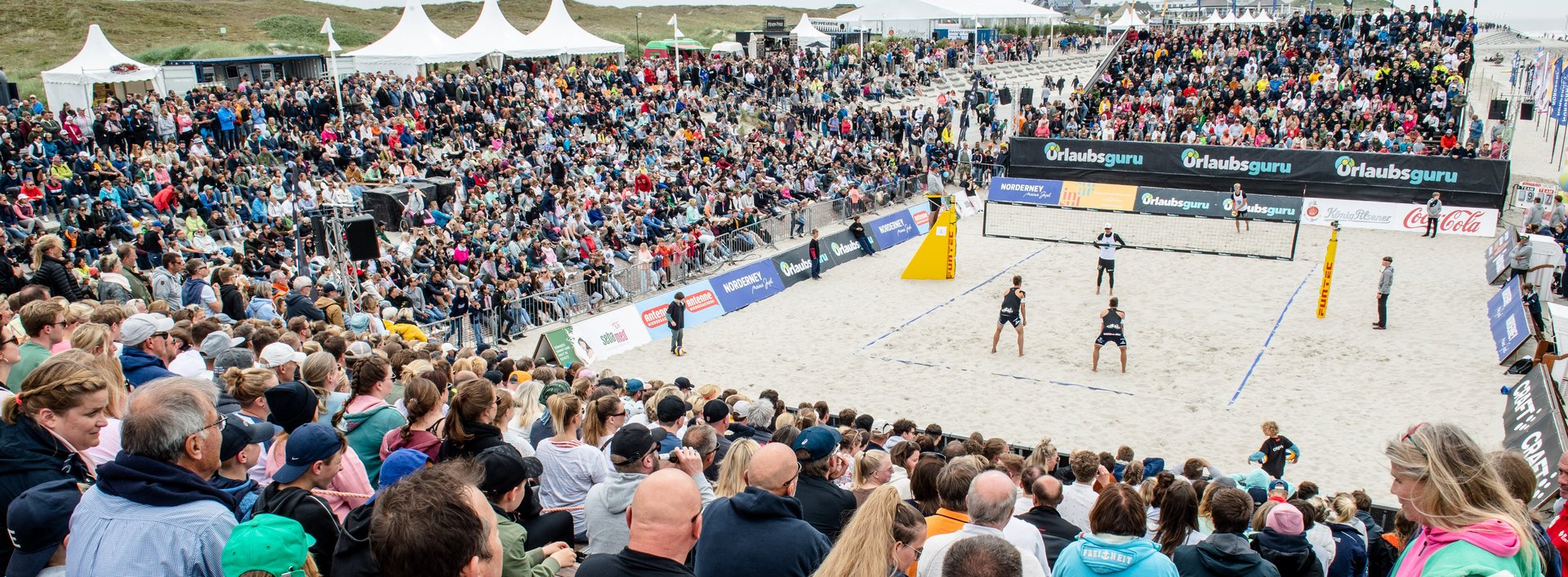 White_Sands_Festival_Tribüne_Zuschauer_Center_Court.jpg