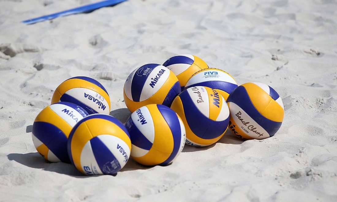 Mikasa-Beach-Volleybälle liegen im Sand
