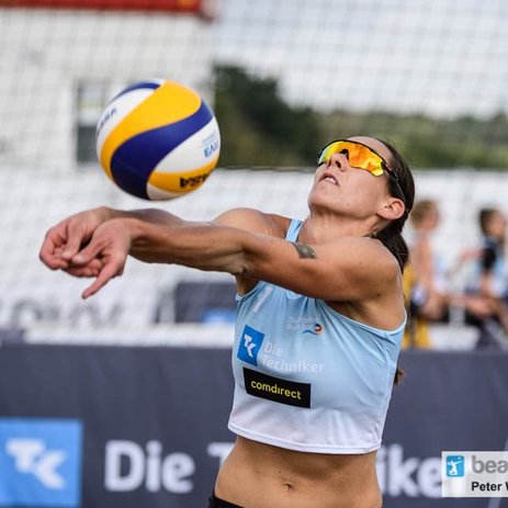Kira Walkenhorst im unteren Zuspiel bei den Deutschen Beach-Volleyball Meisterschaften am Timmendorfer Strand