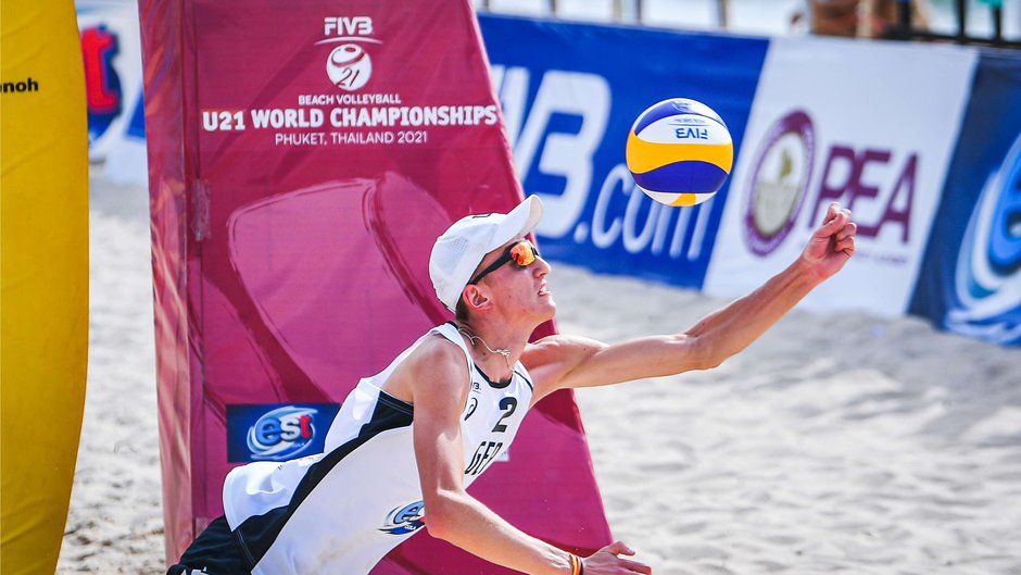 Laurenz Welsch rettet den Ball bei der U21 WM in Phuket, Thailand