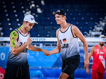 Zwei Beachvolleyballer jubeln