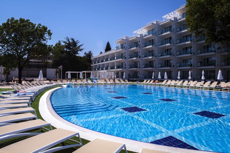 Maritim Paradise Blue Hotelanlage mit Pool